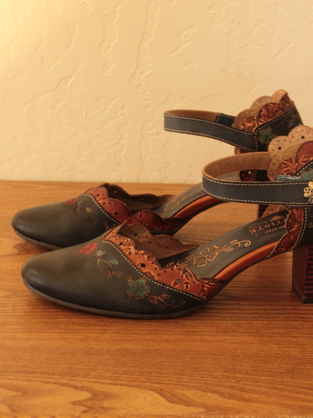 L’Artiste Spring Step Navy Floral Mary Jane Heels NIB - Picture 8 of 8